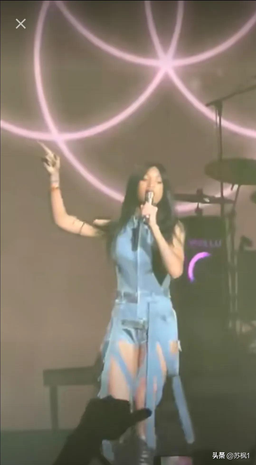 在我没有告诉你她爸妈是谁之前，你觉的她这张街拍美不美？