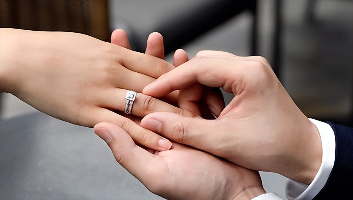 仿真钻戒怎么选购好看图片,520选购钻戒有哪些技巧