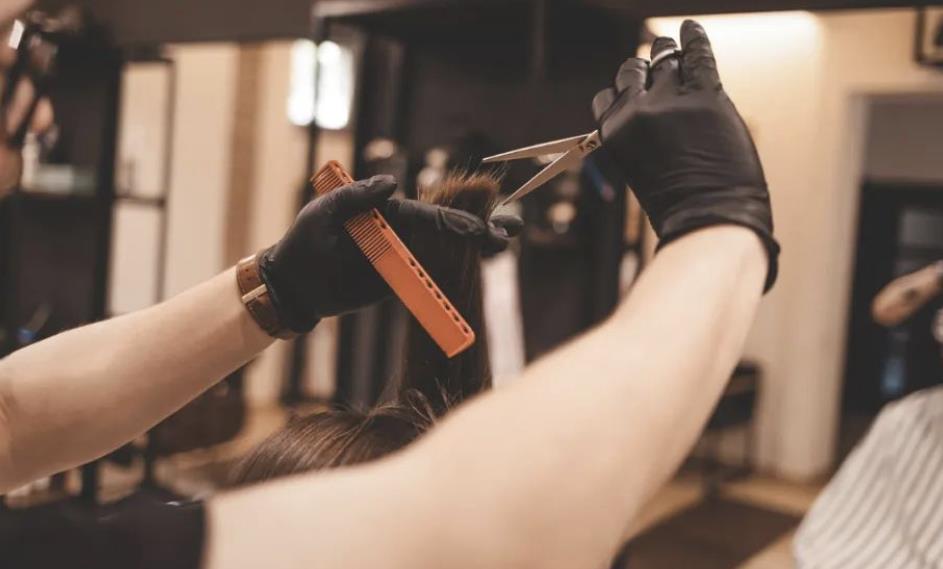 男士理发店靠什么挣钱,开一家男士理发馆能挣多少钱