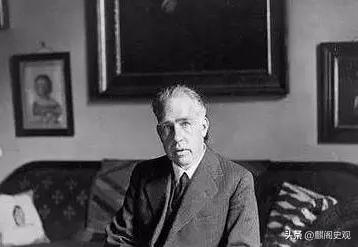 量子力学奠基人玻尔的历史地位,物理大神玻尔和爱因斯坦