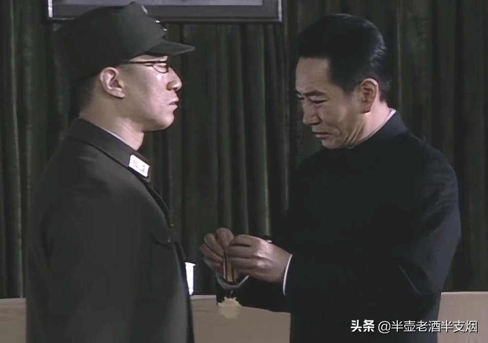 在76号特工总部和保密局天津站，想打败余则成只能用万里浪的办法