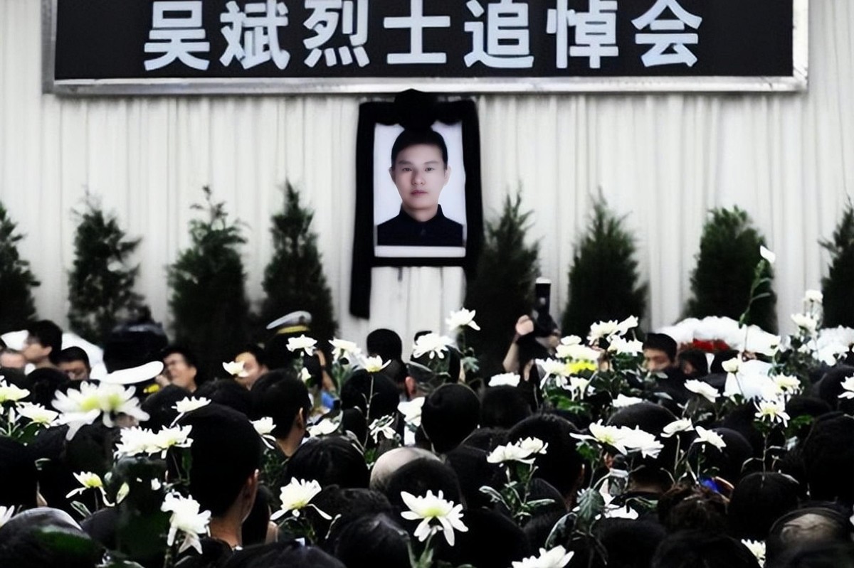 客车司机被铁片击中,公交车司机被铁片击中坚持几秒