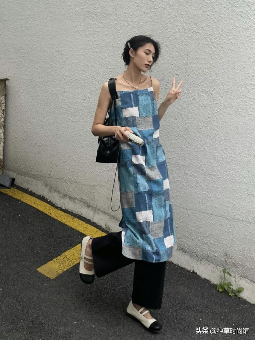 今年流行穿什么裤子和裙子,今年流行裙子配什么裤子