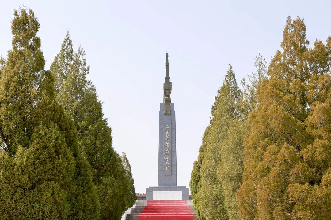 解放军清明缅怀红军先烈活动,清明祭奠革命先烈解放军鸣枪