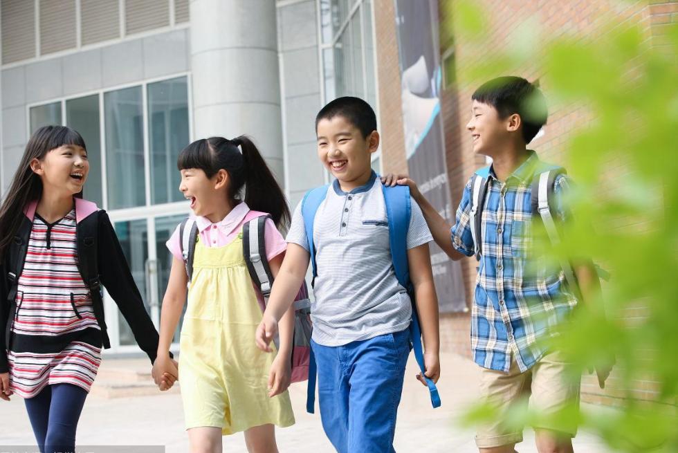 穿短裙、高跟鞋半成熟？“奶辣风”席卷小学生，网友表示：太风尘