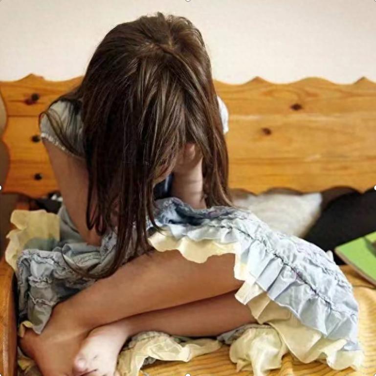 四川女子出轨被老公捉,女子在家和情人约会被抓