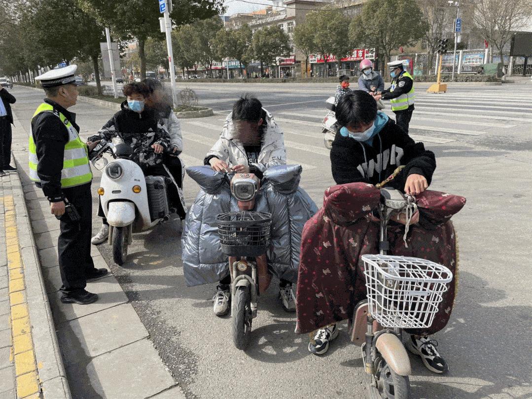 南阳电动车私加篷伞专项整治行动,南阳交警开展春雷行动