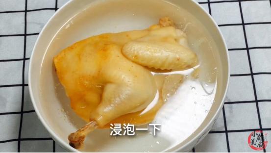 白切鸡煮出来鸡皮不黄发白,白切鸡直接水煮