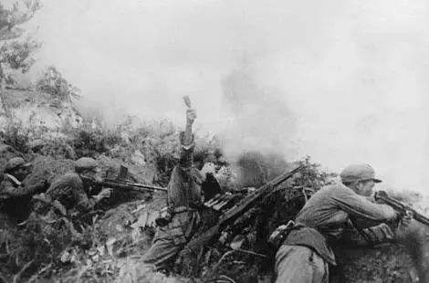 老兵看望去世战友一句话瞬间泪奔,断腿老兵看望战友