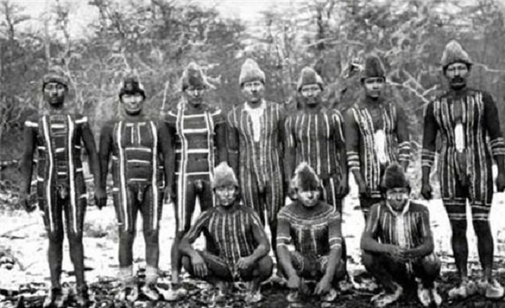 因身形奇特，非洲女孩被关铁笼当动物展览了5年，死后被制成标本