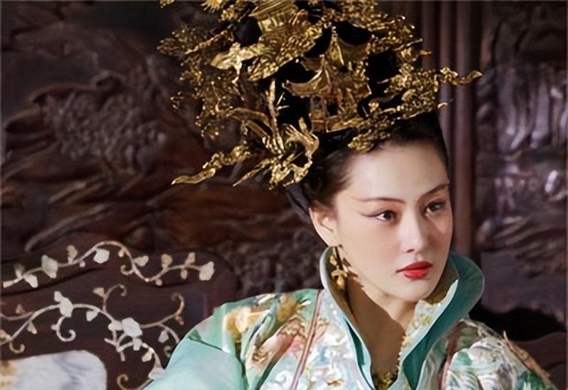 宫女遭遇*暴强**生下太子后,被打入冷宫,去世前对儿子不敢多说一句