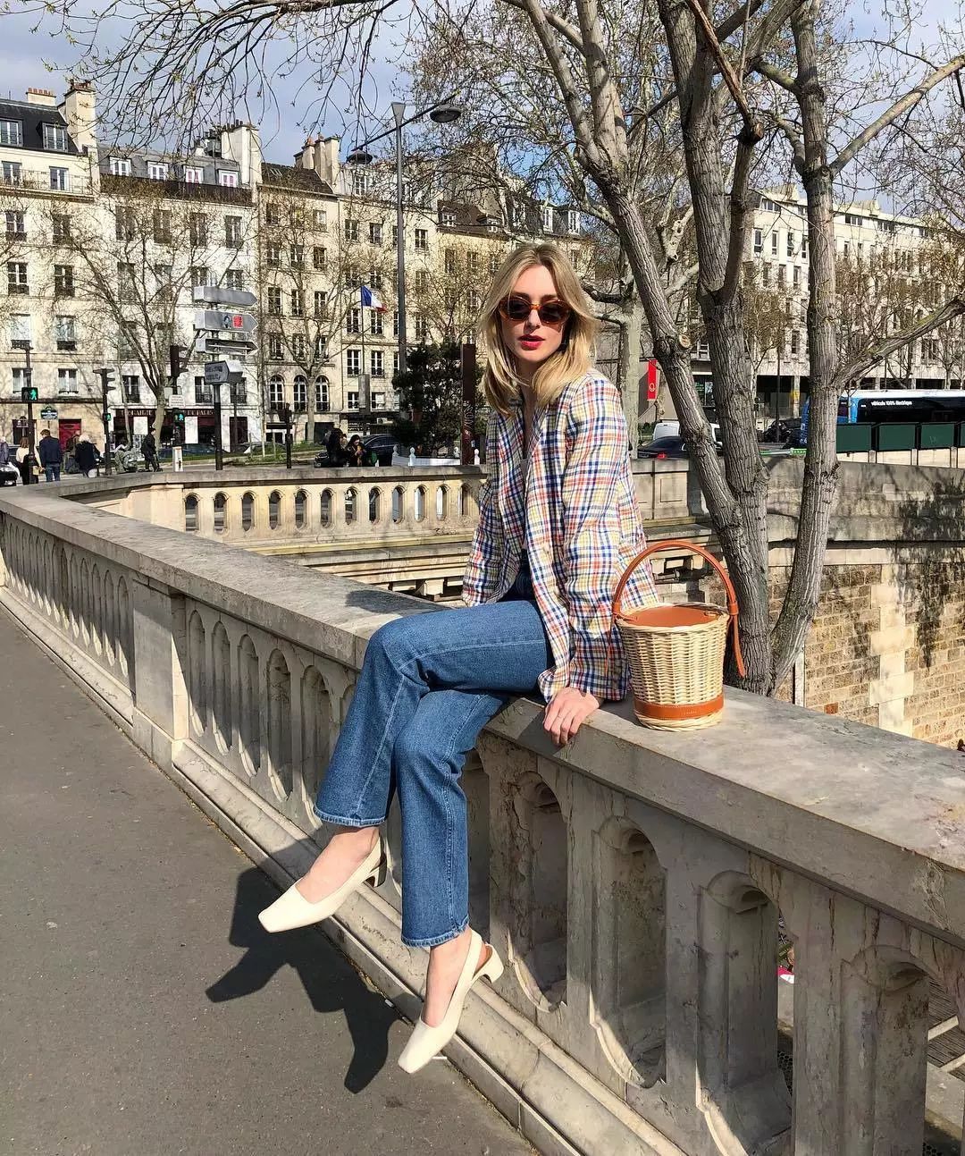 奶奶鞋和老爹鞋哪个好搭配 (奶奶鞋怎么搭配好看最新款)