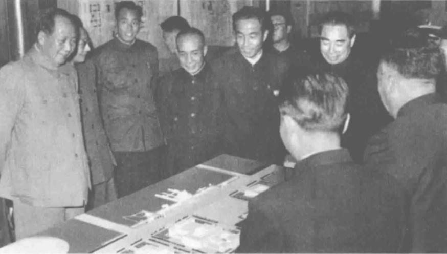 1959年人民大会堂落成，毛主席看着天花板笑问：这是谁的主意