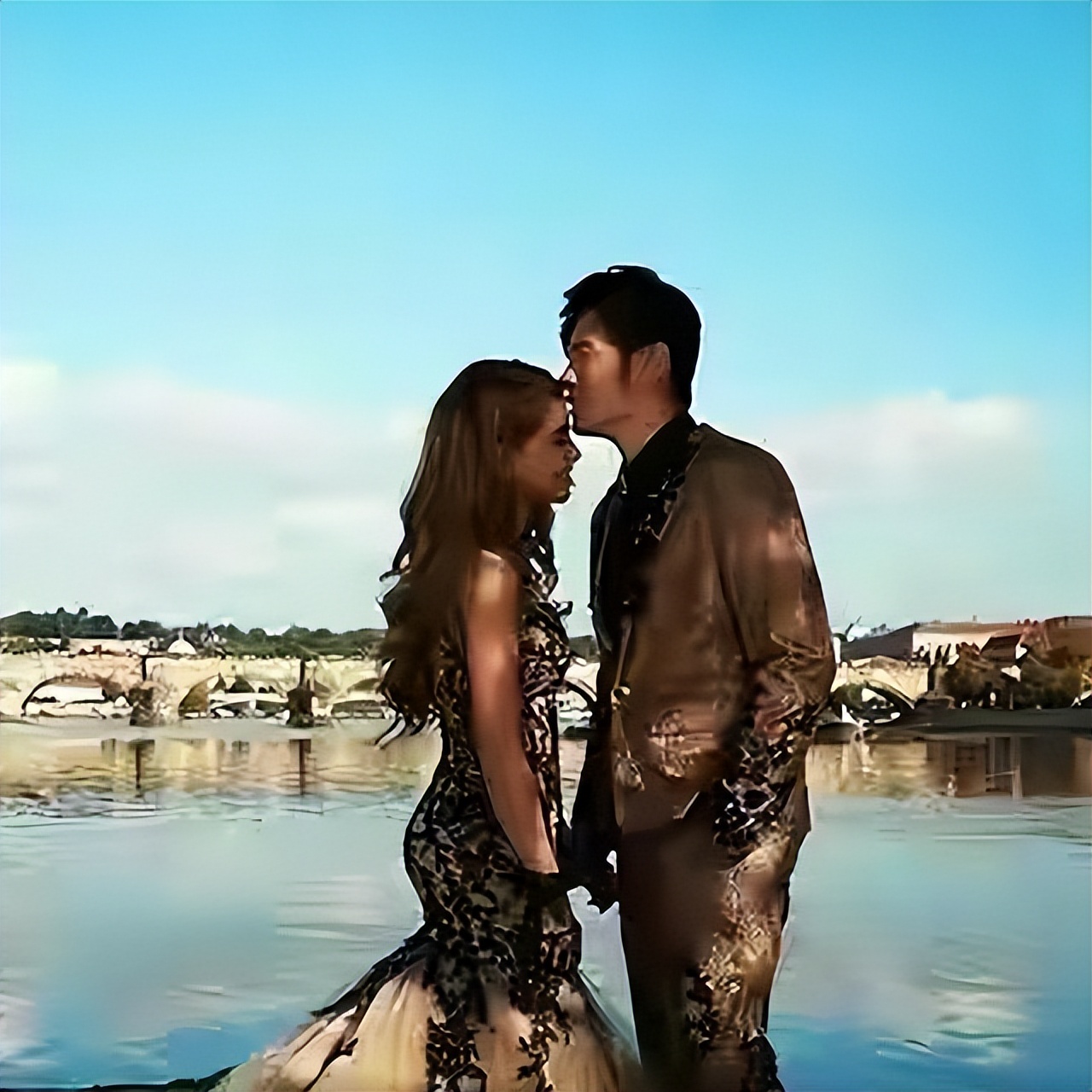 昆凌17岁遇见周杰伦21岁成天王嫂,昆凌17岁就被周杰伦追上视频