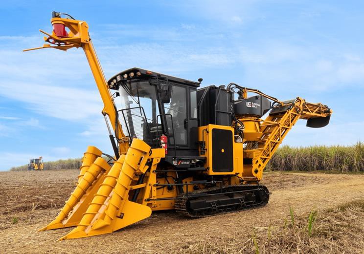 柳工分布式甘蔗收割机最新款,柳工vs雷沃