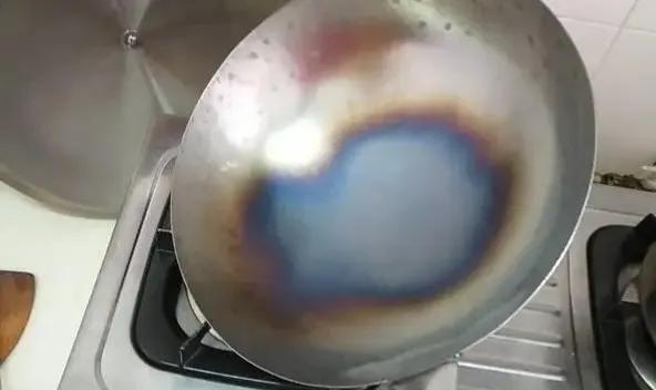 新买的铁锅如何不用油开锅,新买的铁锅怎么开锅不生锈