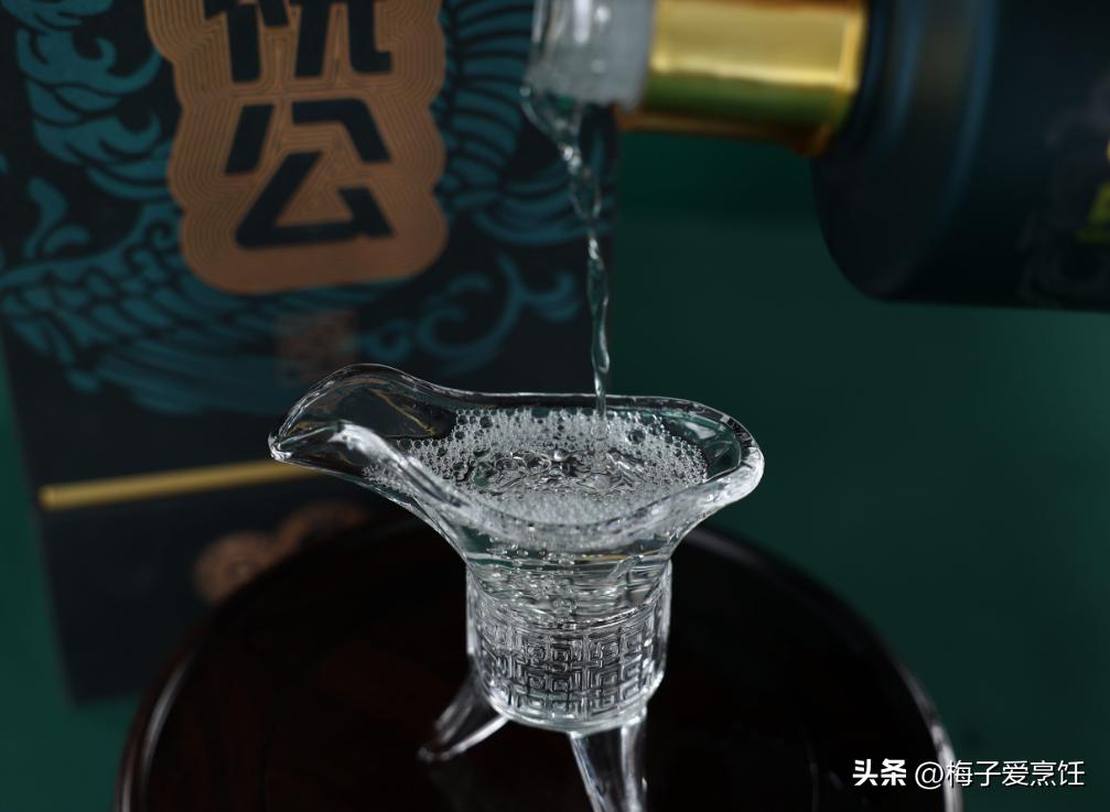 怎么从酒瓶上面区别纯粮酒真假,从酒瓶上怎样看是纯粮食酒