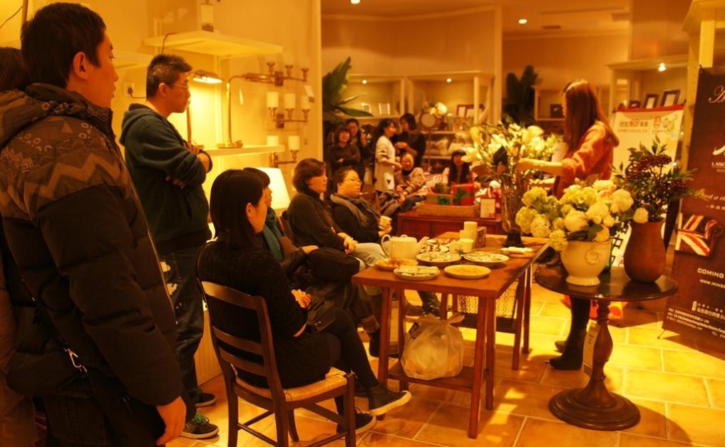 美国双胞胎姐妹同天生孩子 (美国姐妹同时生下双胞胎)