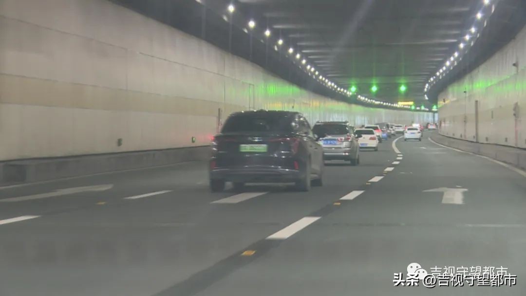 隧道内一边虚线一边实线怎么变道,隧道内实线两侧有虚线变道