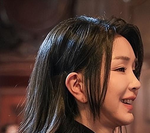 联合国会场惊现韩式*气娃充**娃！韩总统夫人大秀硅胶假脸