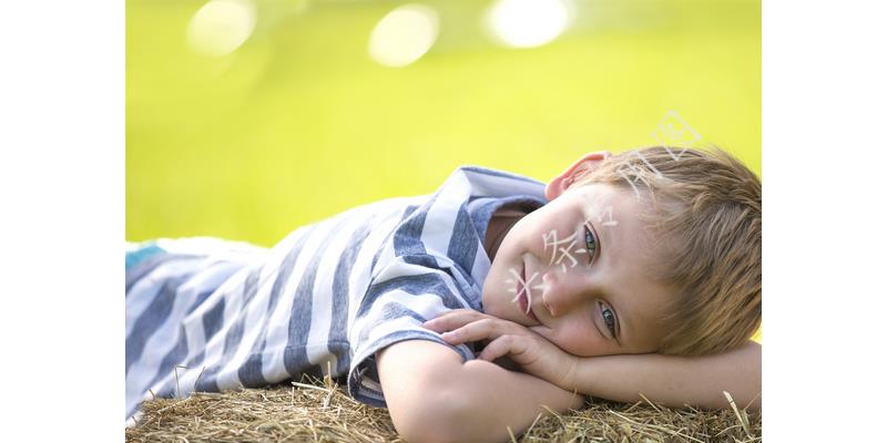 我坐月子,母亲说摔伤腿不能来,出月子后去娘家,见到母亲我愣住