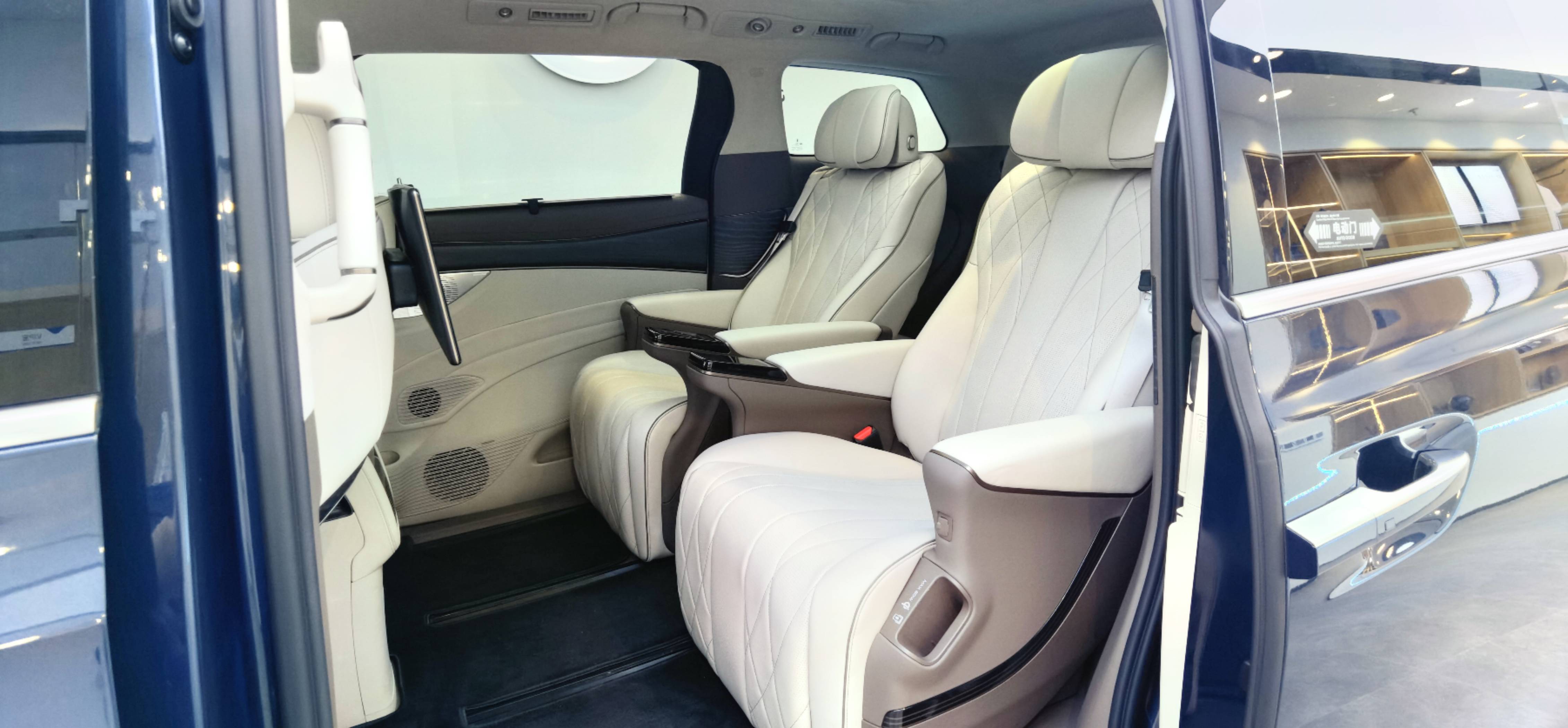 腾势d9最新试驾,腾势d9如何定义豪华全能mpv