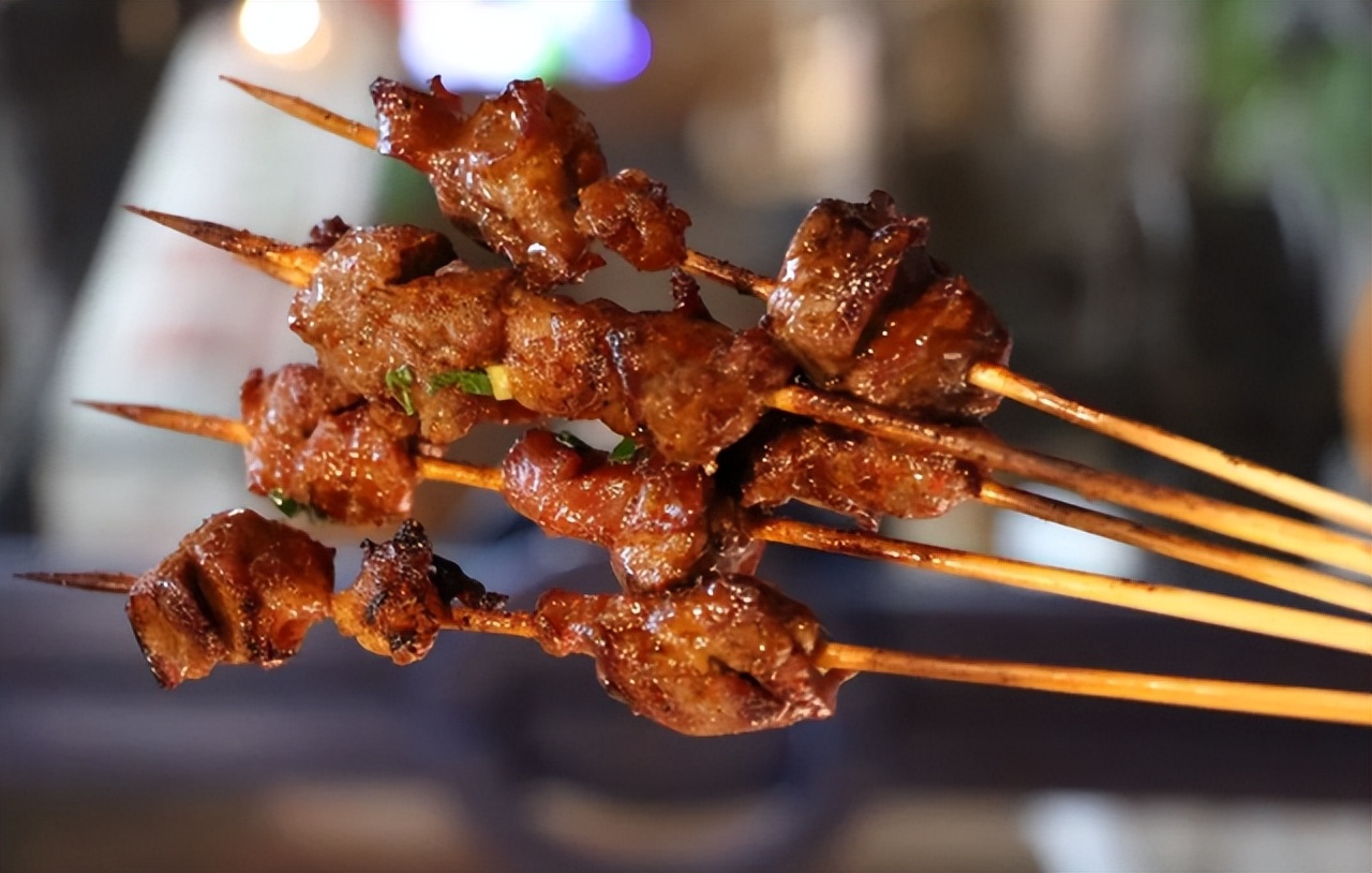 晚上10点是饿着好还是吃宵夜好,晚上吃夜宵和饿着肚子哪个更可怕