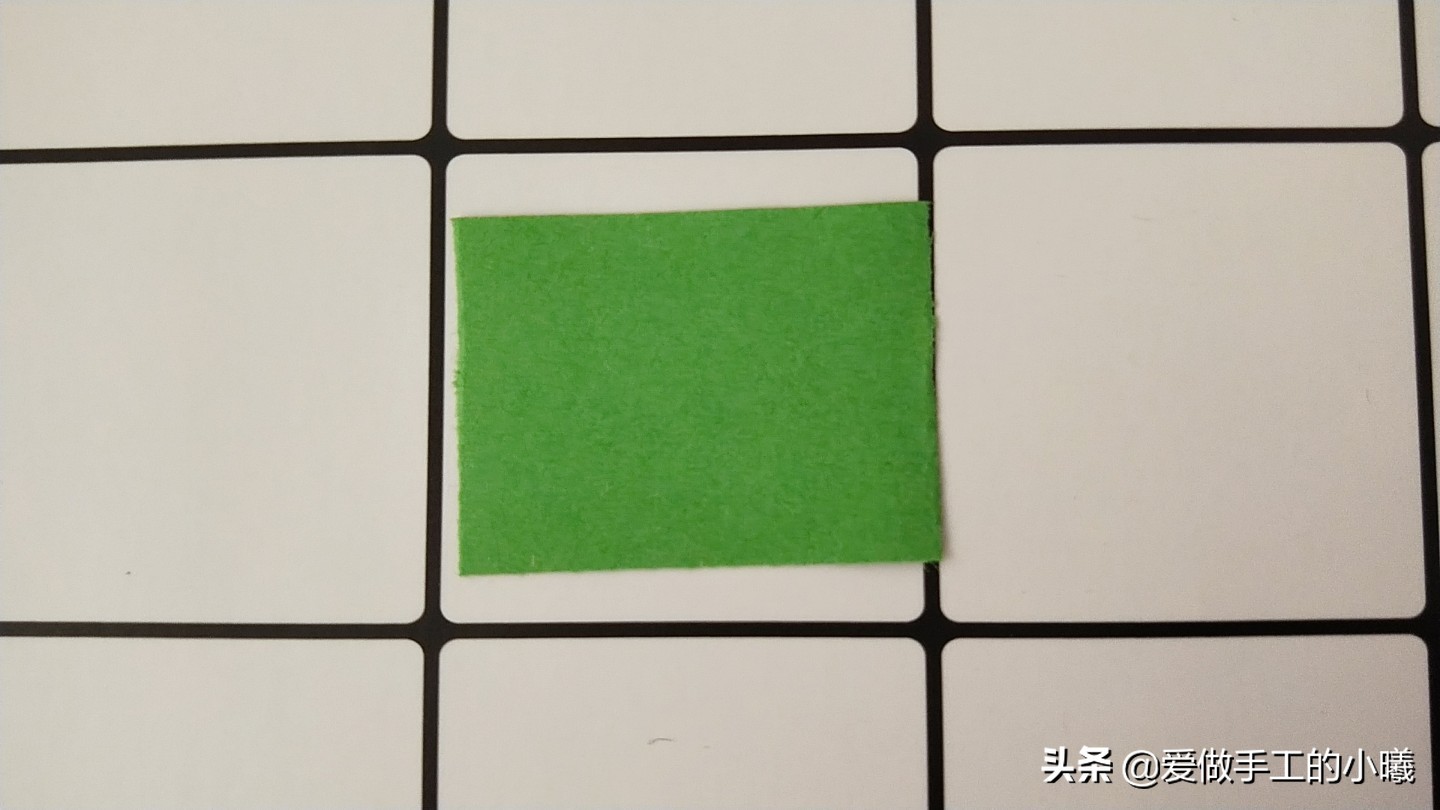 折纸小草最简单的折法,怎么用小星空纸折一个简单的手工