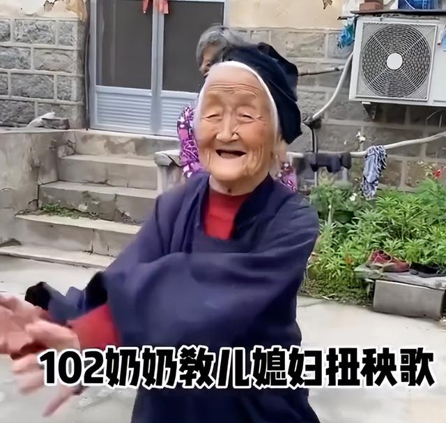 70岁儿子给100岁妈妈送拐杖,七旬老人送102岁母亲拐杖