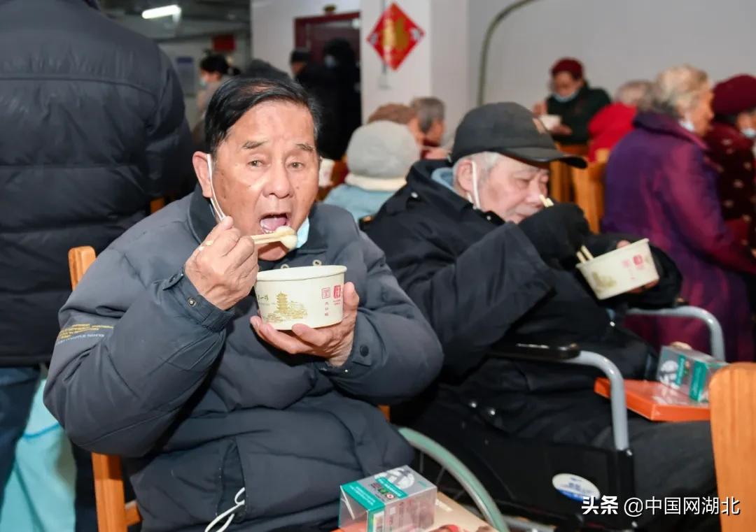 老年人摔到骨质疏松怎么治,老年人摔跤股骨颈骨折怎么办