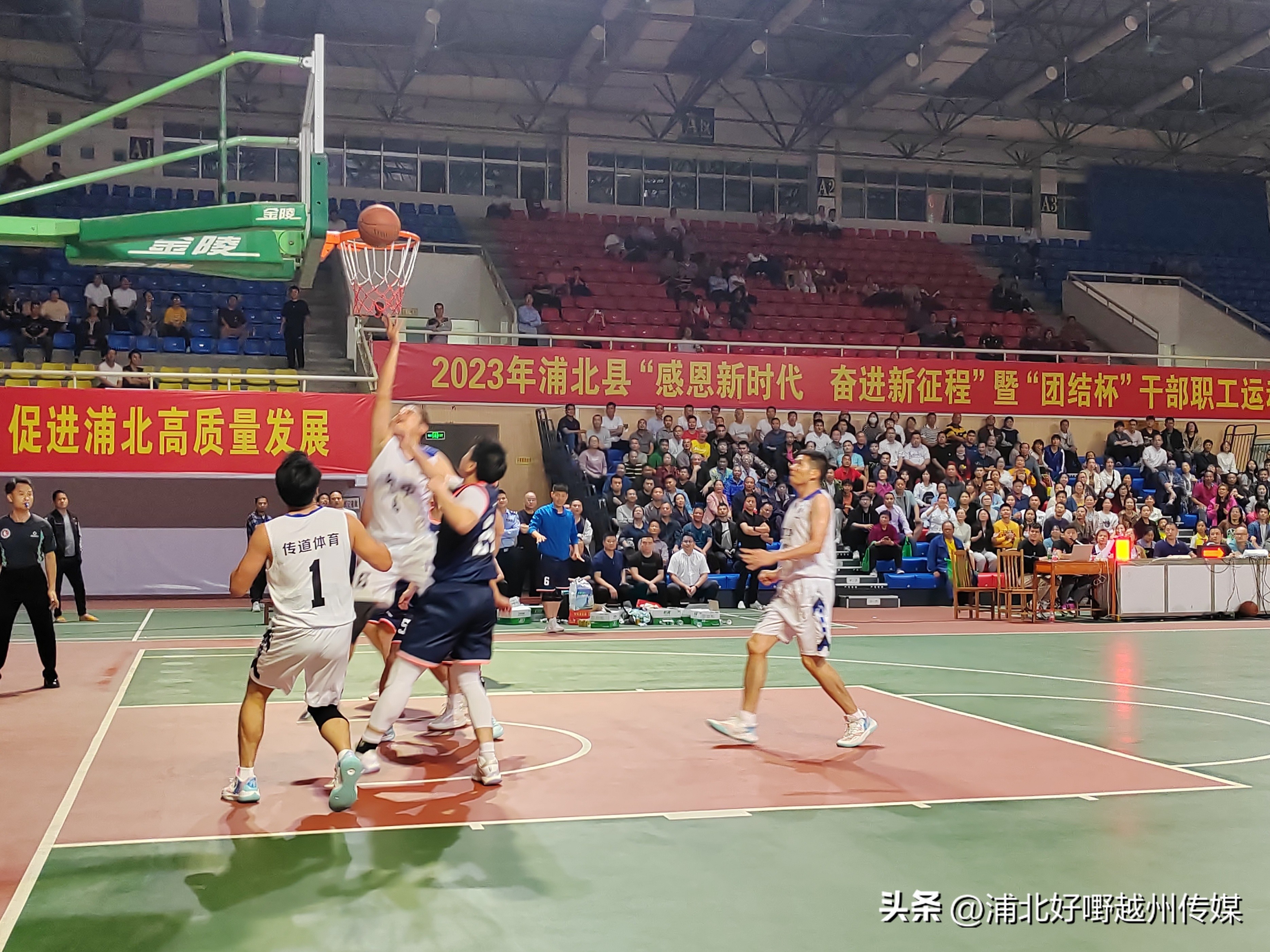 浦北篮球大赛文武激烈对决，第四中学VS县公安局，四中虽败犹荣