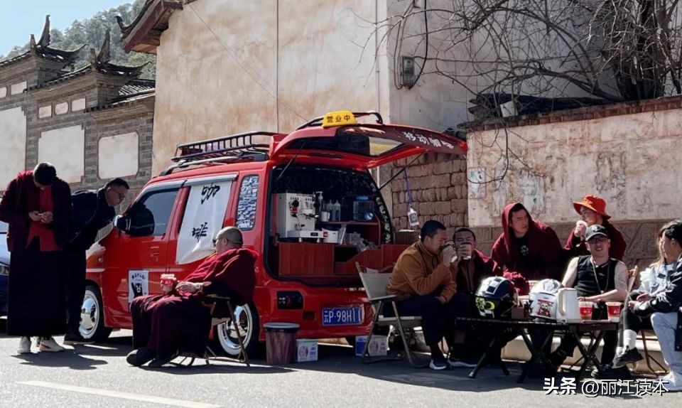 00后小伙摆摊卖咖啡,00后小伙到30个城市卖咖啡