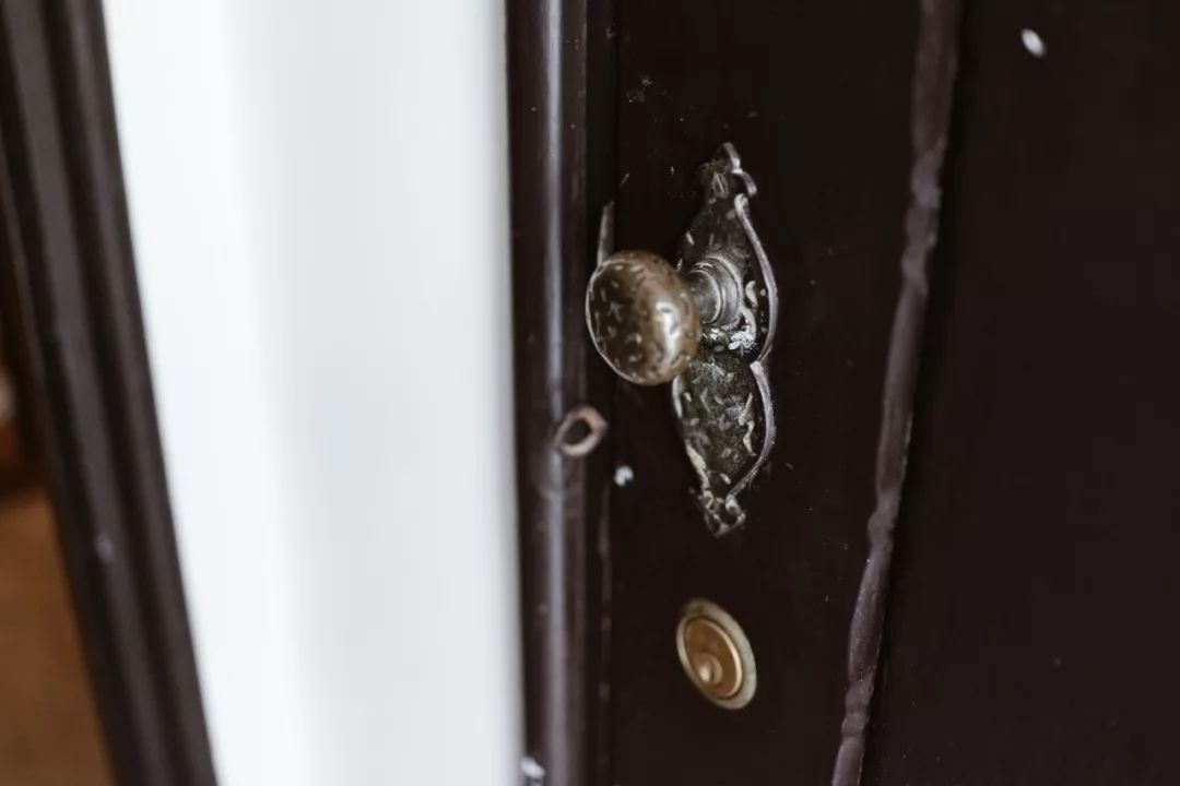 她买下32㎡老旧学区房，为女儿打造小桃园，还有20㎡超舒适大庭院