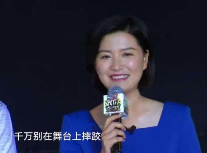 任鲁豫受伤主持节目视频,任鲁豫摔倒后复出