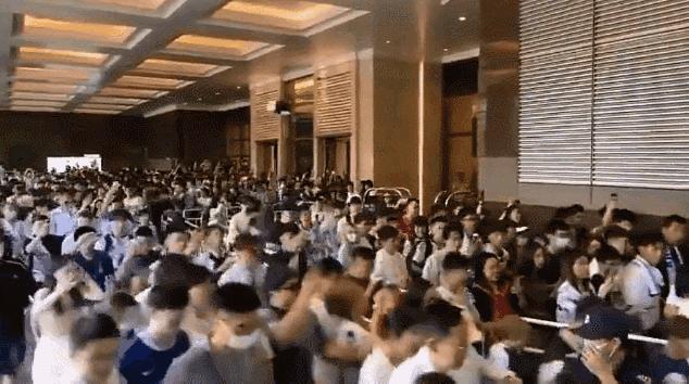 梅西来了完整视频,狂热球迷冲进球场梅西