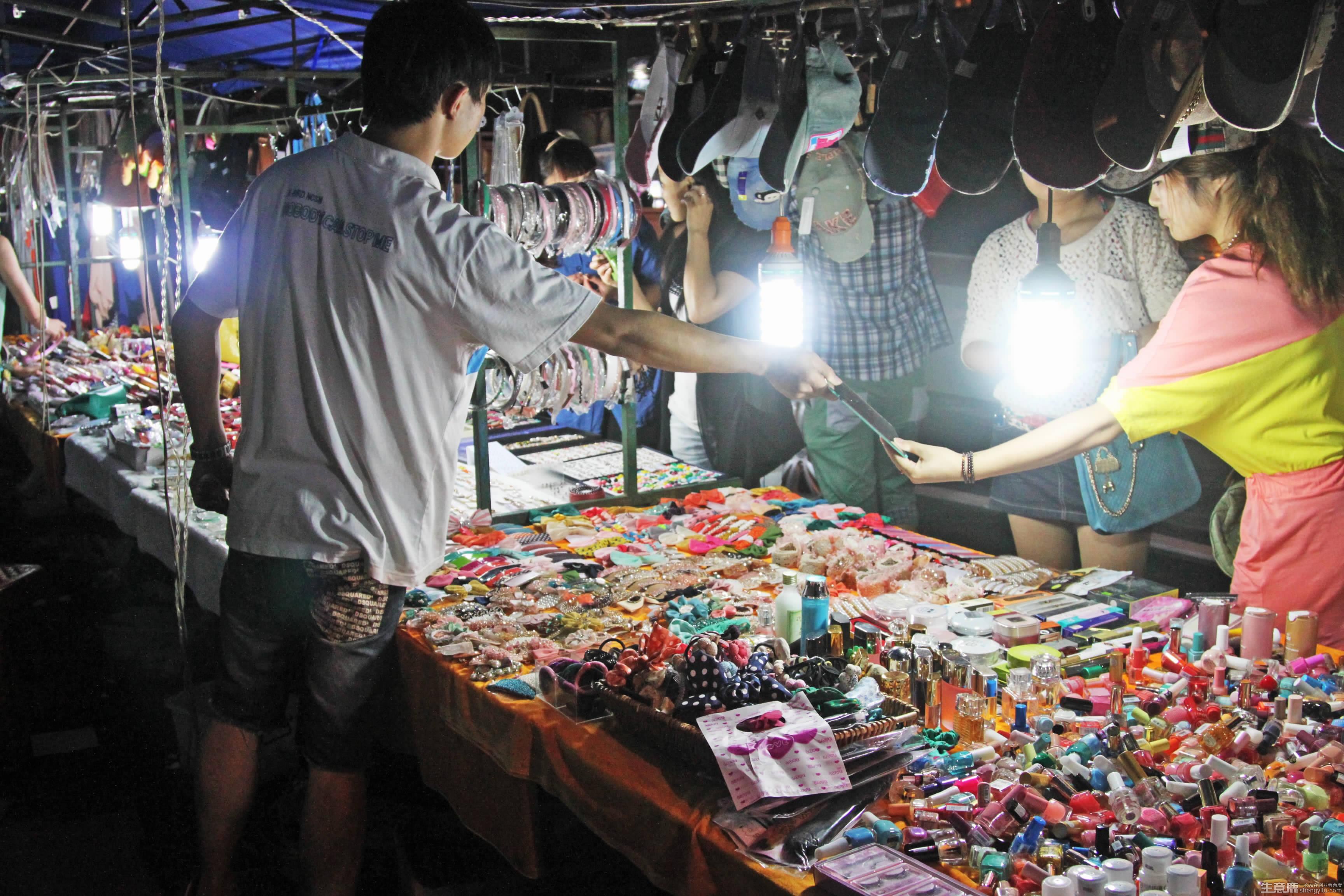 地摊经济兴起摆摊的人越来越多,地摊经济热潮人人都可以摆摊