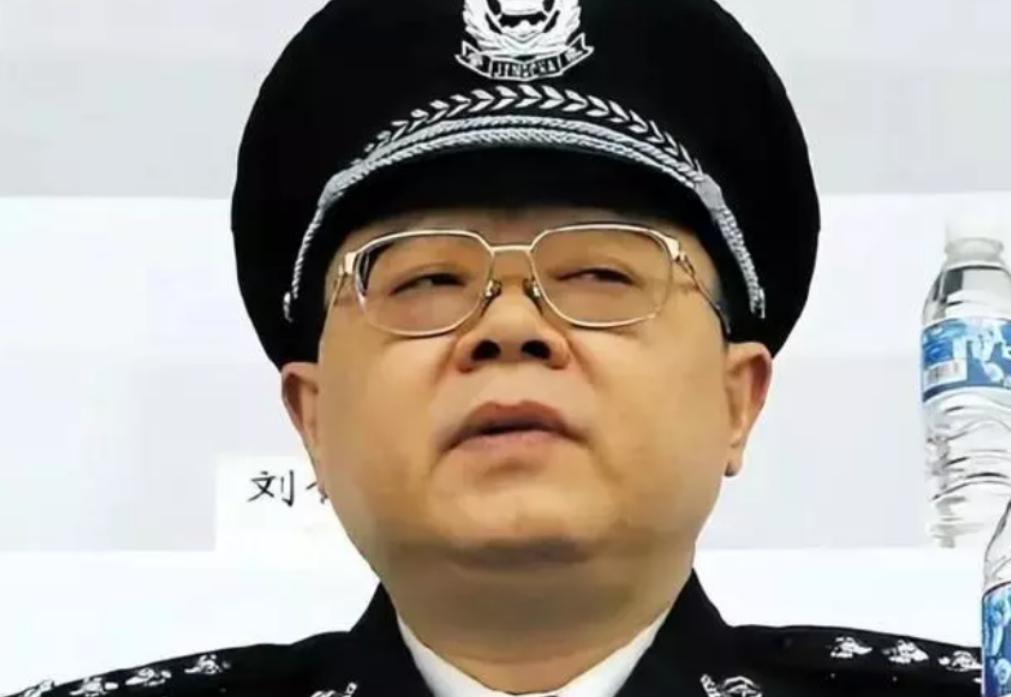 重庆扫黑局长文强：霸占警花十年不许结婚，被捕时家中发现2000万