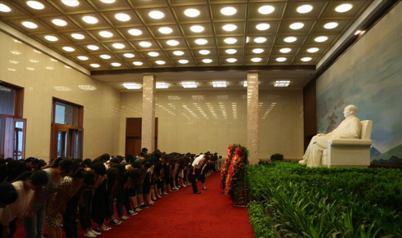 毛主席水晶棺：历时10个月完成，纯度99.9999%，3个工厂合力完成