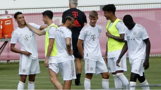 足球资讯新闻在哪里看,足球新闻西甲