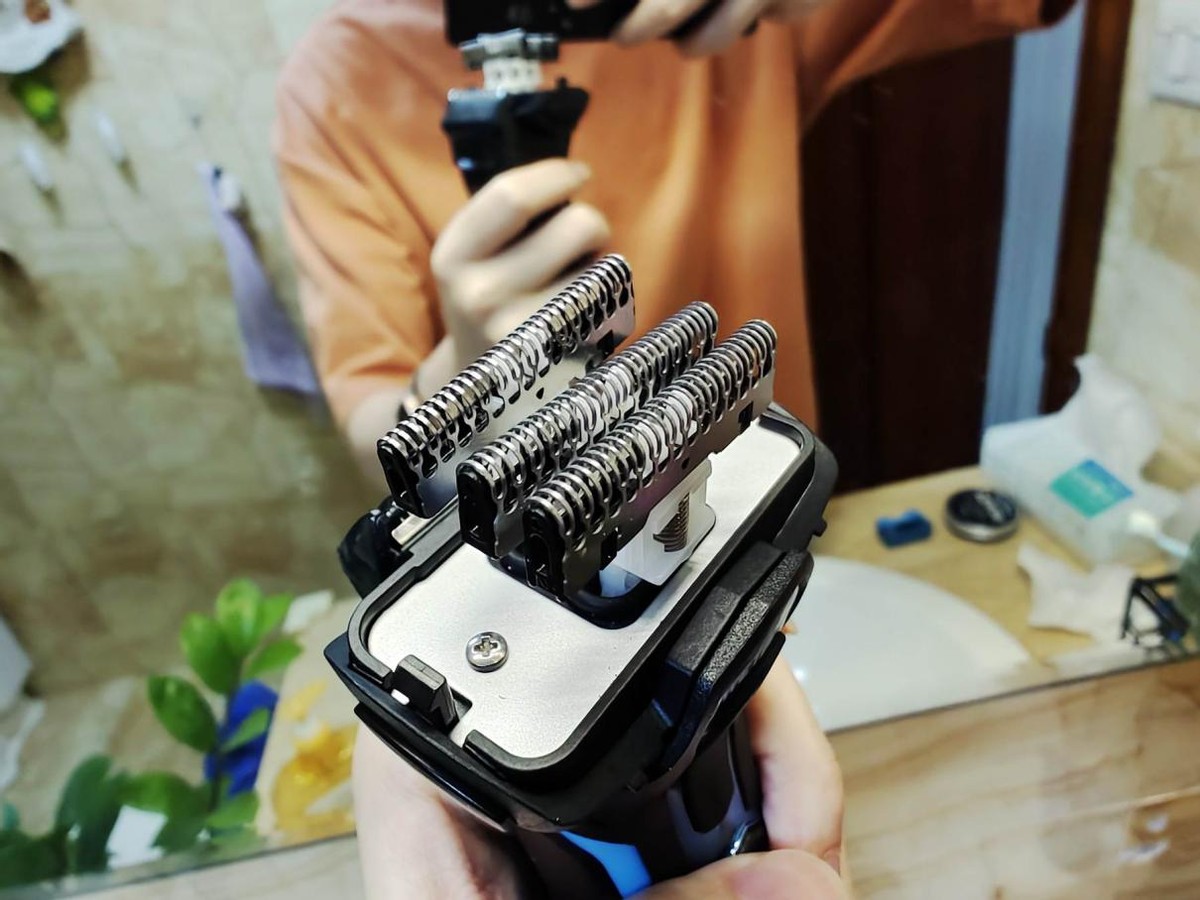 修剃一体、防水耐用的4刀头高性价比之选：IZUMI750剃须刀