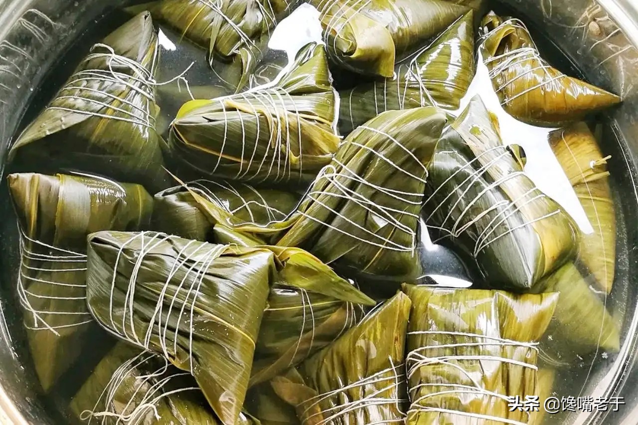 煮粽子时热水下锅还是冷水下锅,煮粽子冷水下锅还是热水下锅好