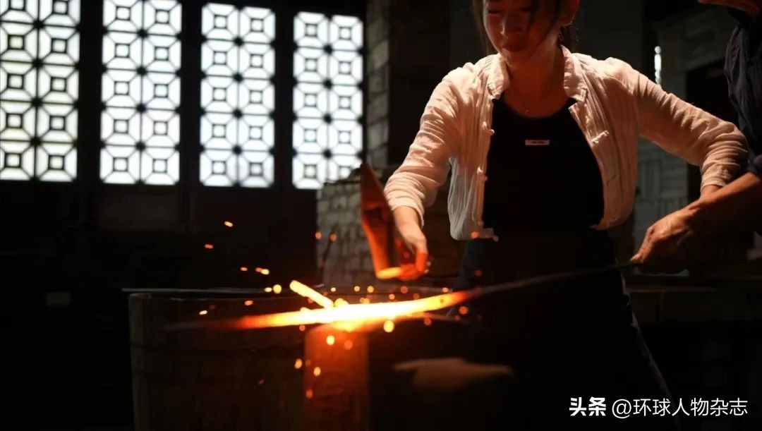 女侠耍刀剑,现实版女侠