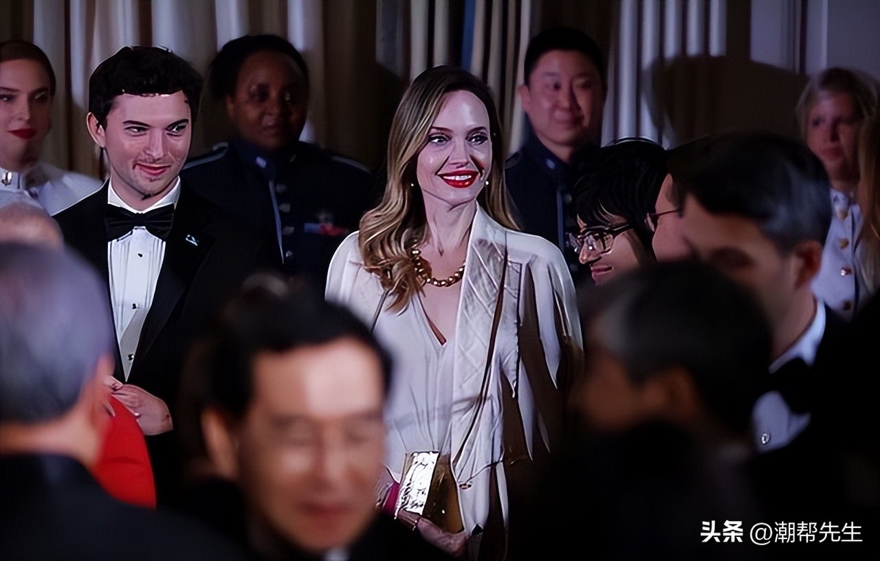 朱莉近照略显油腻老气,朱莉与儿子近照