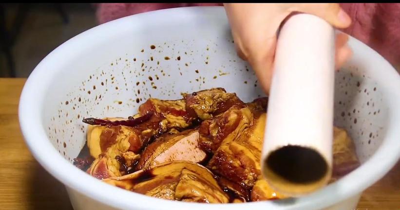 五花肉用酱油泡两天新吃法,五花肉放水里泡一夜能吃吗