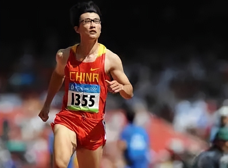 眼镜飞人胡凯：18岁才练习百米却加冕世界冠军，如今是清华副教授