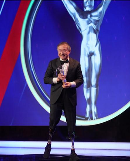 从截肢患癌到比肩姚明,还被吴京拍成电影,他是中国最牛的老头?