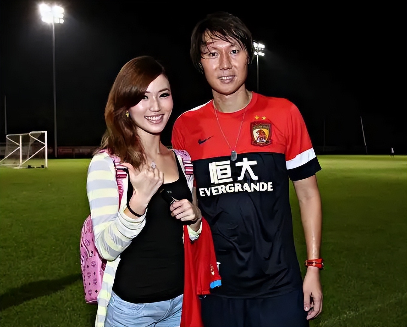 李铁妻子也不简单！定居美国照顾娃，住豪华别墅，心疼老公出事