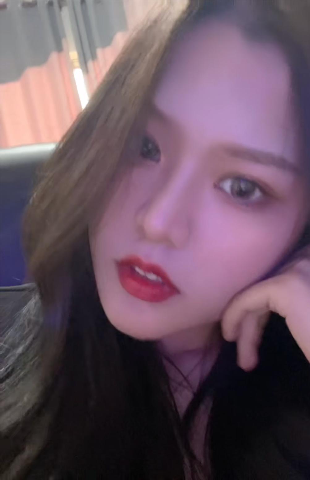 新人太害羞不会拥抱，大妈手把手教学，网友：一看就是相亲认识的