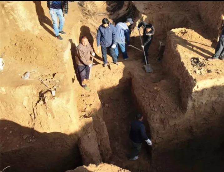 一群村民下葬后打开棺材发现诈尸,古宅挖出古尸