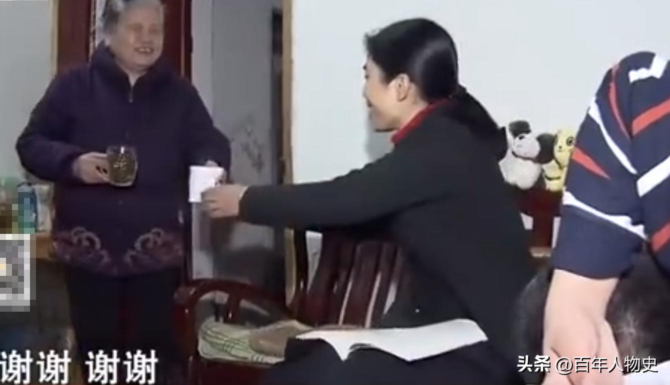 脑瘫男孩被丢给奶奶照顾,13岁孩子瘫痪在床